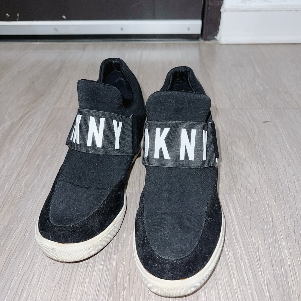 DKNY Black Platform Slip-On Logo Sneakers – Women’s Size 6M